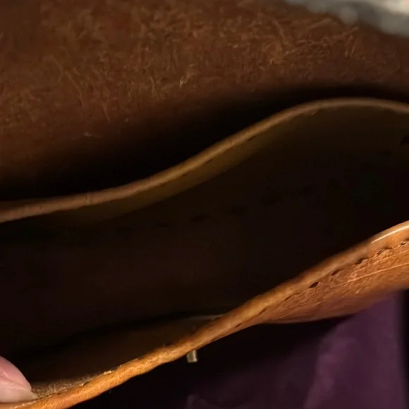 Classic Tan Handmade Leather Shoulder Bag with Brass Clasp - Picture 6 of 7